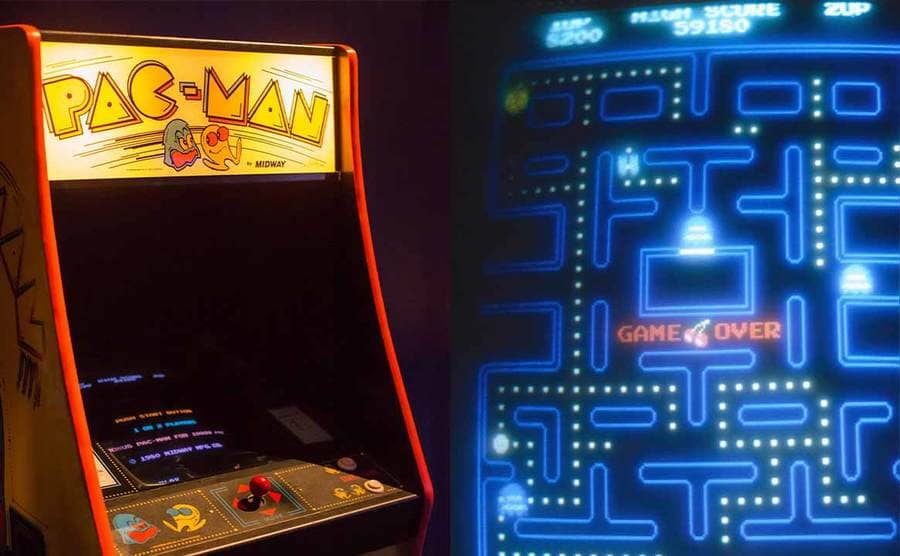 The arcade game Pac Man / The screen of a Pac Man game 