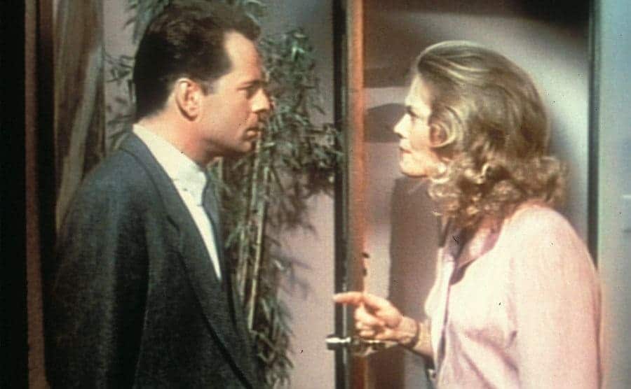 Shepherd pointing an accusing finger at Willis in a scene from Moonlighting. 