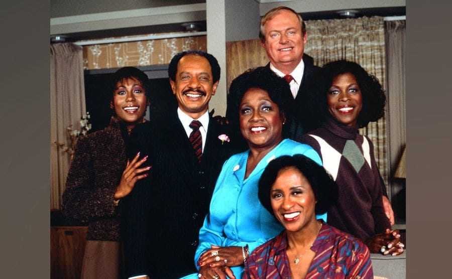 The cast of 'The Jeffersons' posing in the Livingroom, Berlinda Tolbert, Sherman Hemsley, Isabel Sanford, Franklin Cover, Roxie Roker, and Marla Gibbs circa 1977.