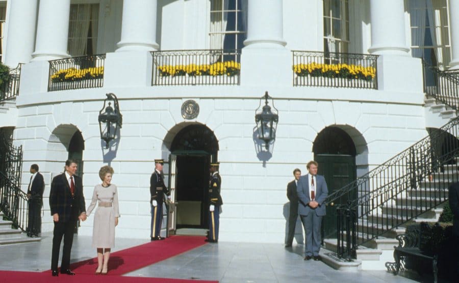 Ronald Reagan, President of the USA, and the First Lady Nancy Reagan are standing outside the White House.