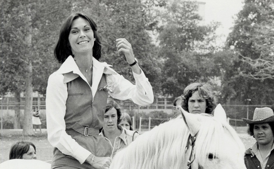 Kate Jackson is riding a horse on the set of Charlie’s Angels. 