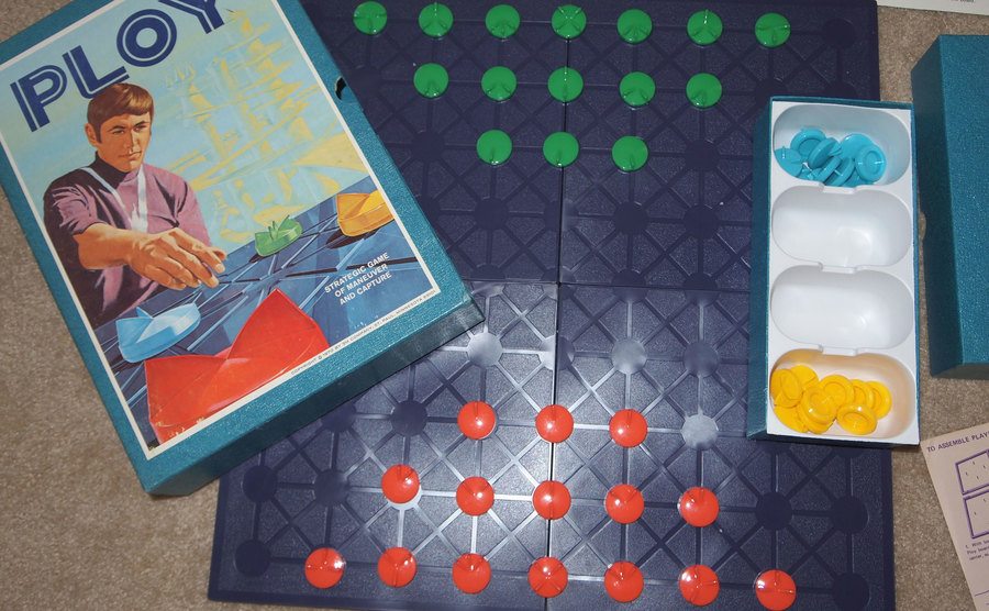 A photo of the board and the game box.