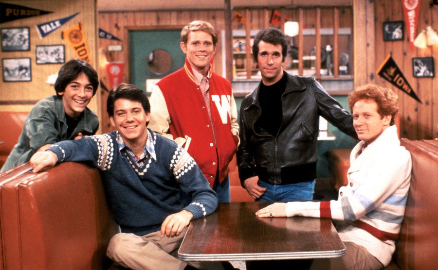 The cast of Happy Days poses on set. 