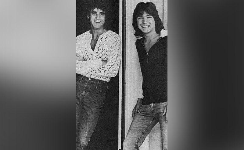 Sam Hyment and David Cassidy pose for a photo. 