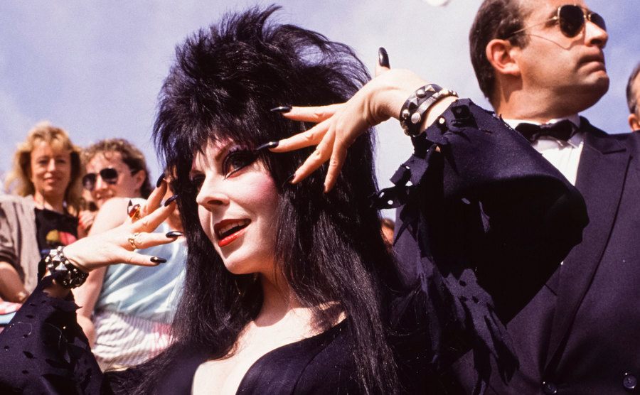 A photograph of Peterson in character as Elvira, arriving at an event.