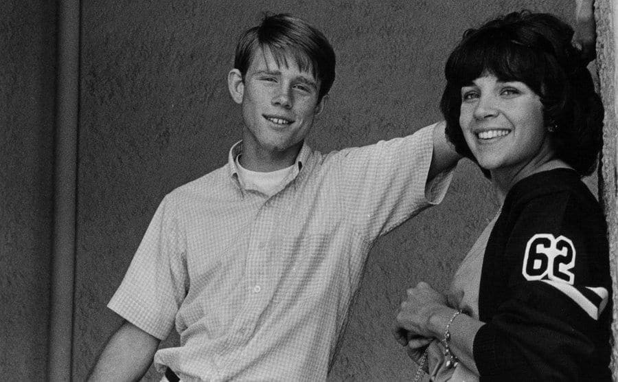 A photo of Ron Howard leaning against the wall and Cindy Williams on set.