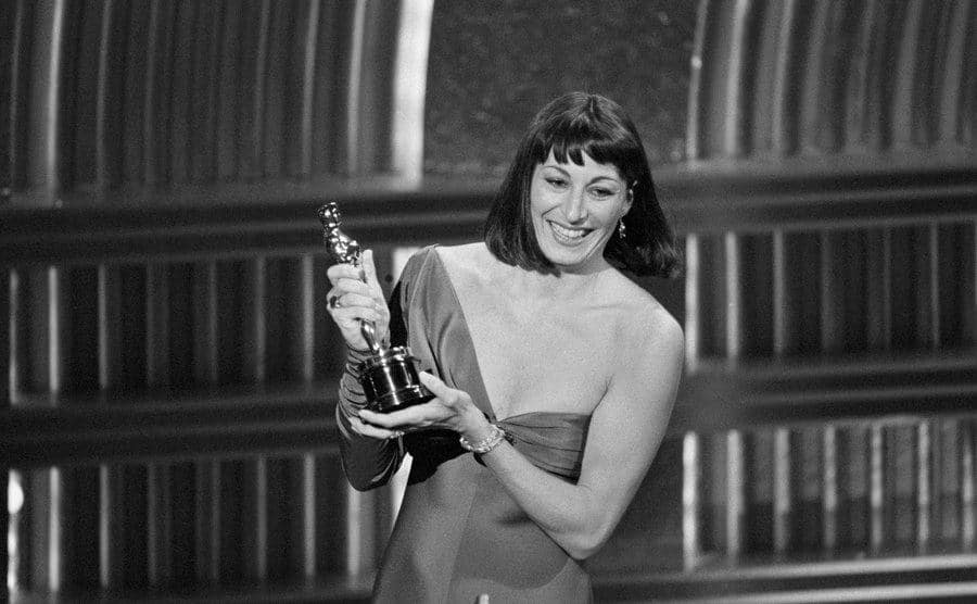 An image of Anjelica holding an Oscar.