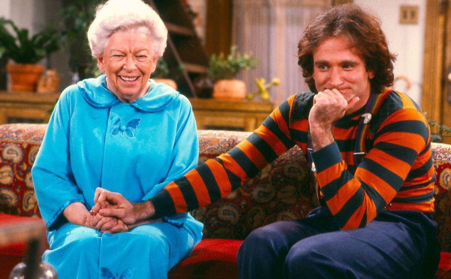 A still of Elizabeth Kerr and Robin Williams in a still from the show.