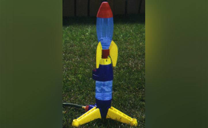 A water rocket is set up in the backyard. 
