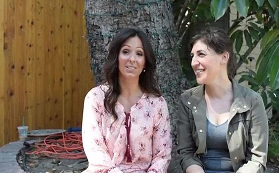 A photo of Marcie Leeds and Mayim Bialik during an interview.