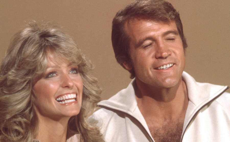 Farrah Fawcett and Lee Majors appear as guests on the 