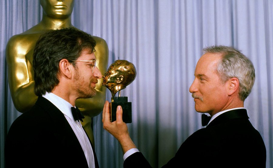 Dreyfuss compares the side profile of Steven Spielberg with Spielbergs' Thalberg Award.